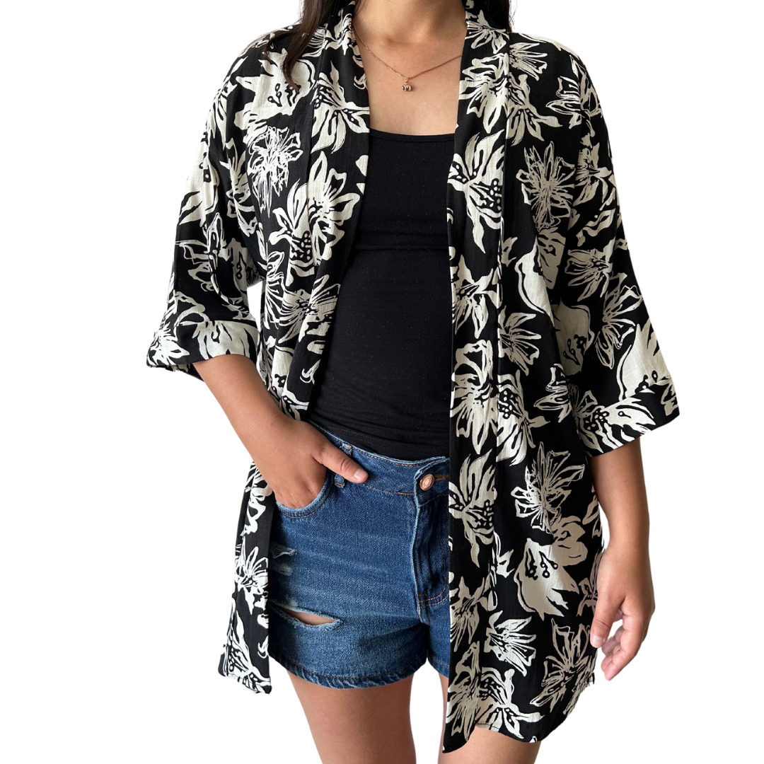 Kimono Corto Deyanira Negro con estampado Floral - Talla M