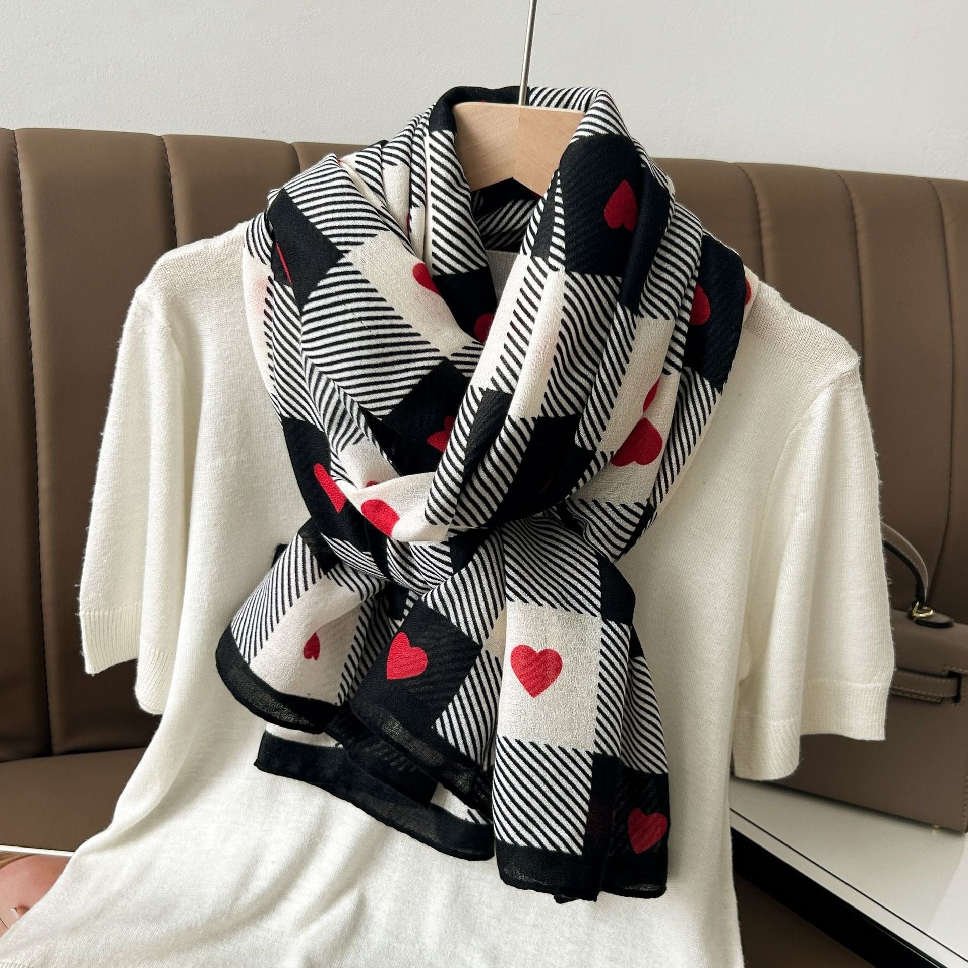 Pashmina Stephanie con Diseño de Corazones | Rojo y Negro